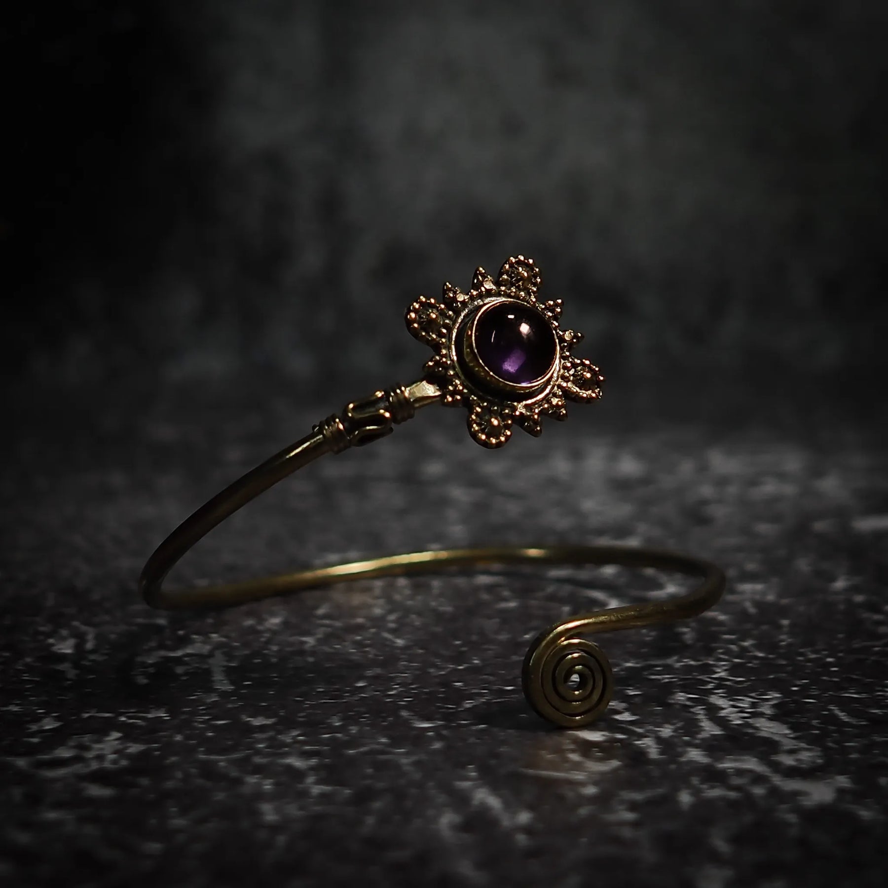 Spiralarmband med amethyst i mässing - vikingainspirerad armband med lila ädelsten och spiralformad mässingband
