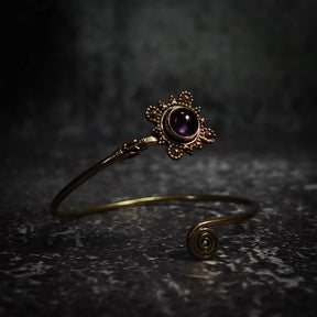 Spiralarmband med amethyst i mässing - vikingainspirerad armband med lila ädelsten och spiralformad mässingband