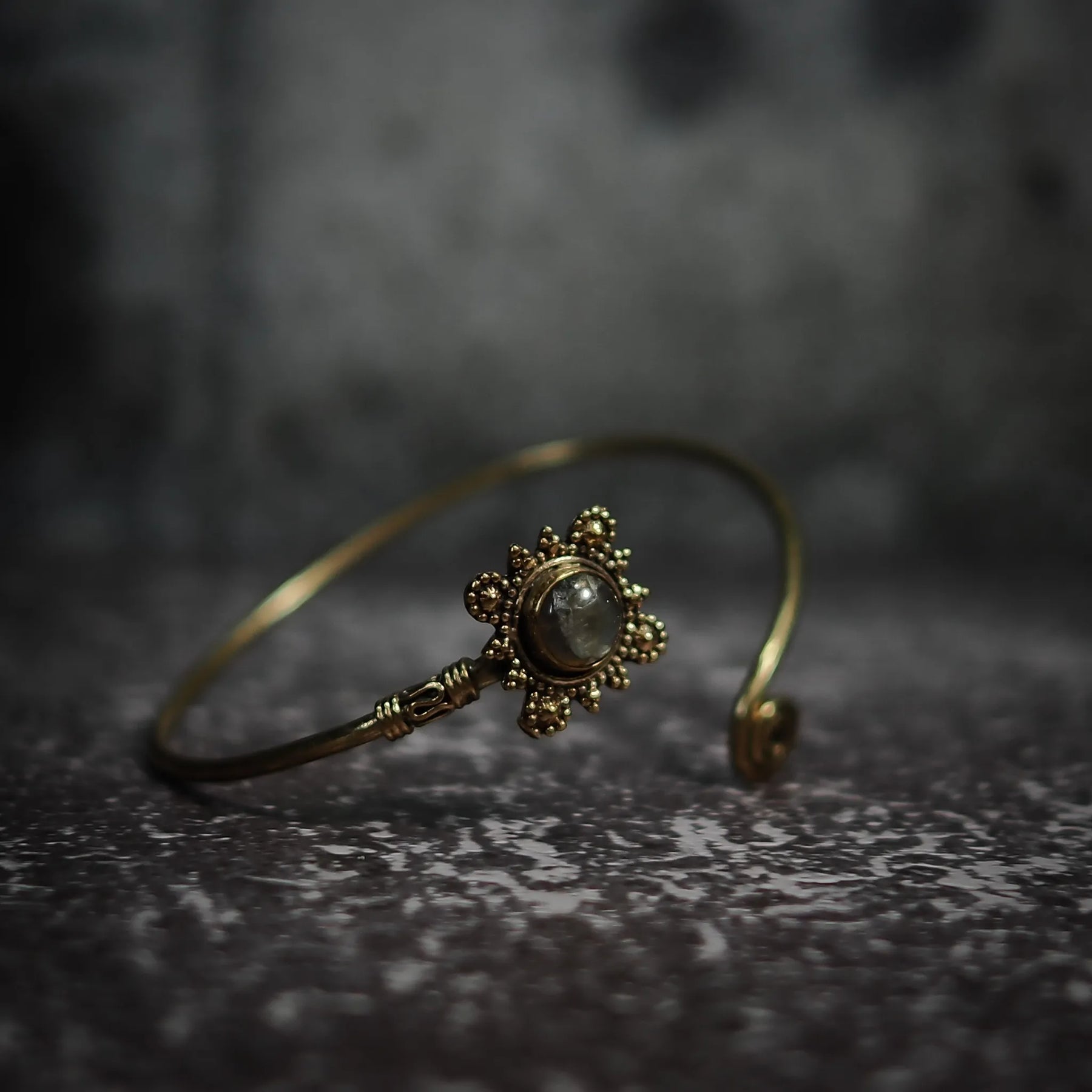 Spiralarmband Kvadrat - vikingainspirerad armband med granulerad mässingsdekor och spiral form i närvy