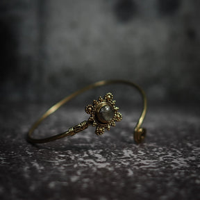 Spiralarmband Kvadrat - vikingainspirerad armband med granulerad mässingsdekor och spiral form i närvy