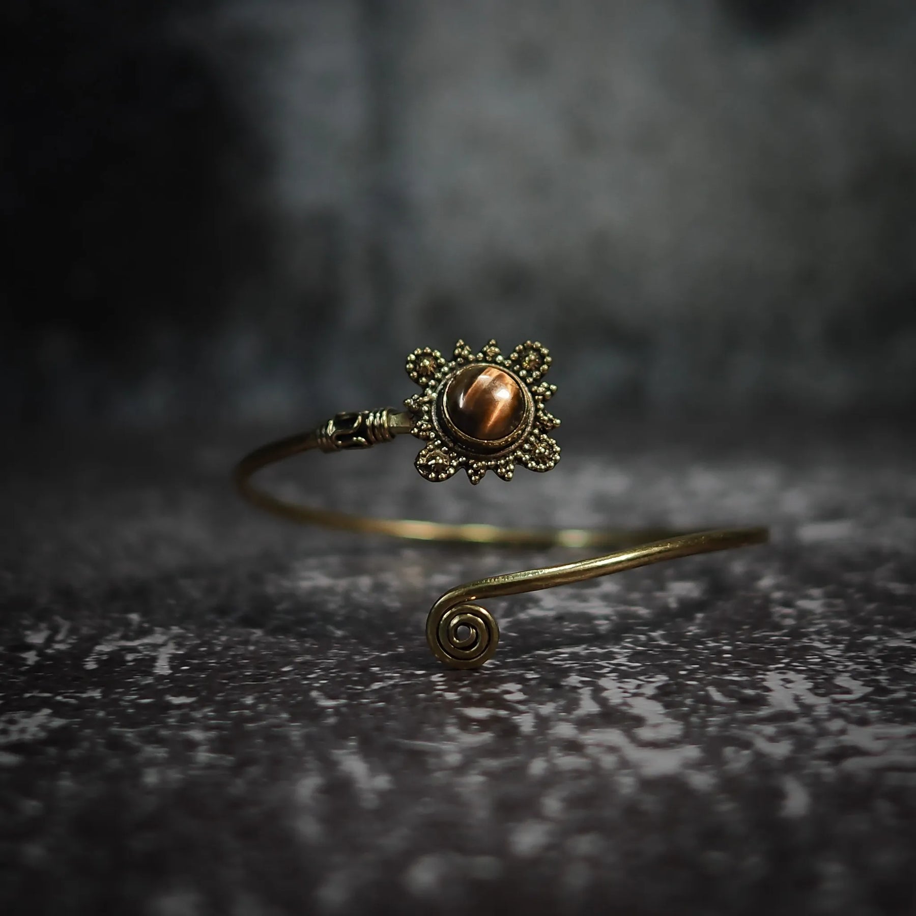 Spiralarmband med rödaktig sten i mässing - vikingainspirerad armband med varm brungul halvädelsten och granulerad mässing