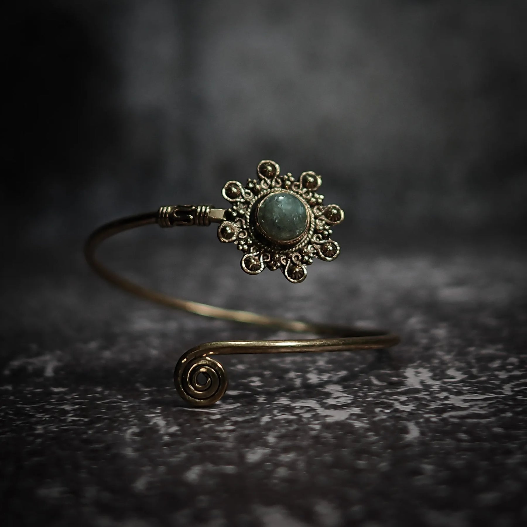 Mässingsarmband Sol med grönlikvit labradorit halvädelssten, sol-motiv med stralande ornament och dekorativ omkransning