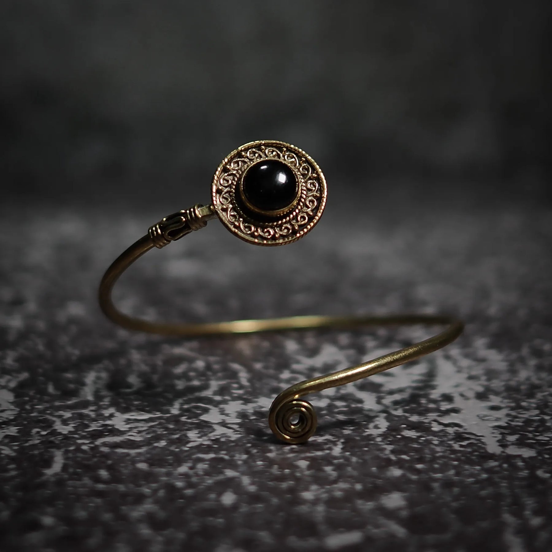 Justerbar armband med svart labradorit och starkt blåviolett glitter, mässing­ornamenterad beställning och antikt filigrerat arbete.