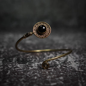 Justerbar armband med svart labradorit och starkt blåviolett glitter, mässing­ornamenterad beställning och antikt filigrerat arbete.