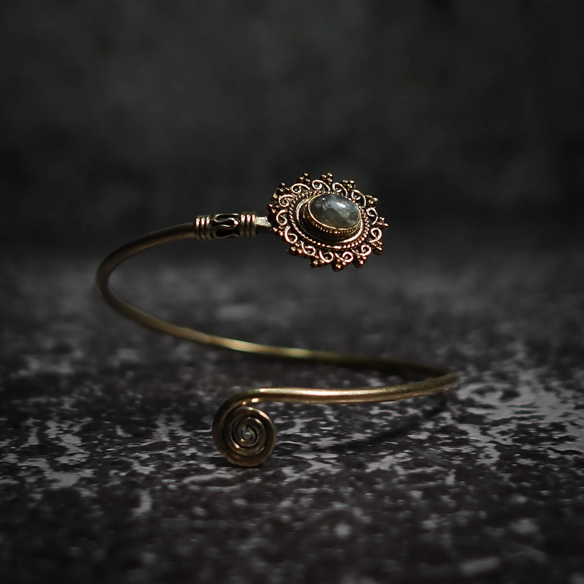 Vikingarmband i grå/vit halvädelsten med ornamenterad filigre design och spiralformad avslutning