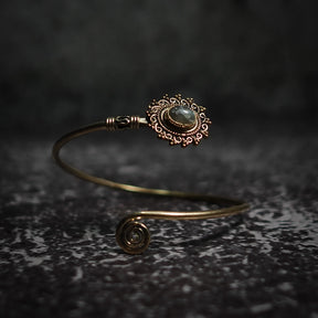 Vikingarmband i grå/vit halvädelsten med ornamenterad filigre design och spiralformad avslutning