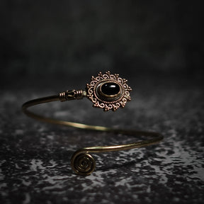 Vikingarmband i svart halvädelsten med ornamenterad filigre design och spiralformad terminal