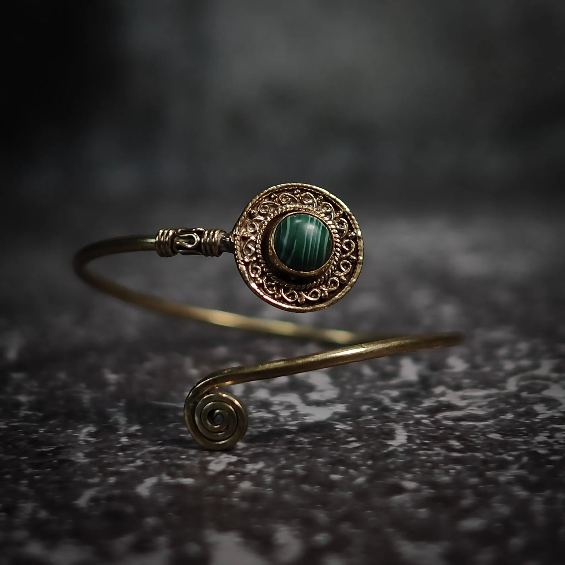 Justerbar armband med teal-blå labradorit sten, dekorativ mässing­ornamentik och antikt inspirerat filigren-arbete.