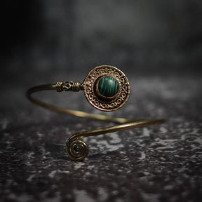 Justerbar armband med teal-blå labradorit sten, dekorativ mässing­ornamentik och antikt inspirerat filigren-arbete.