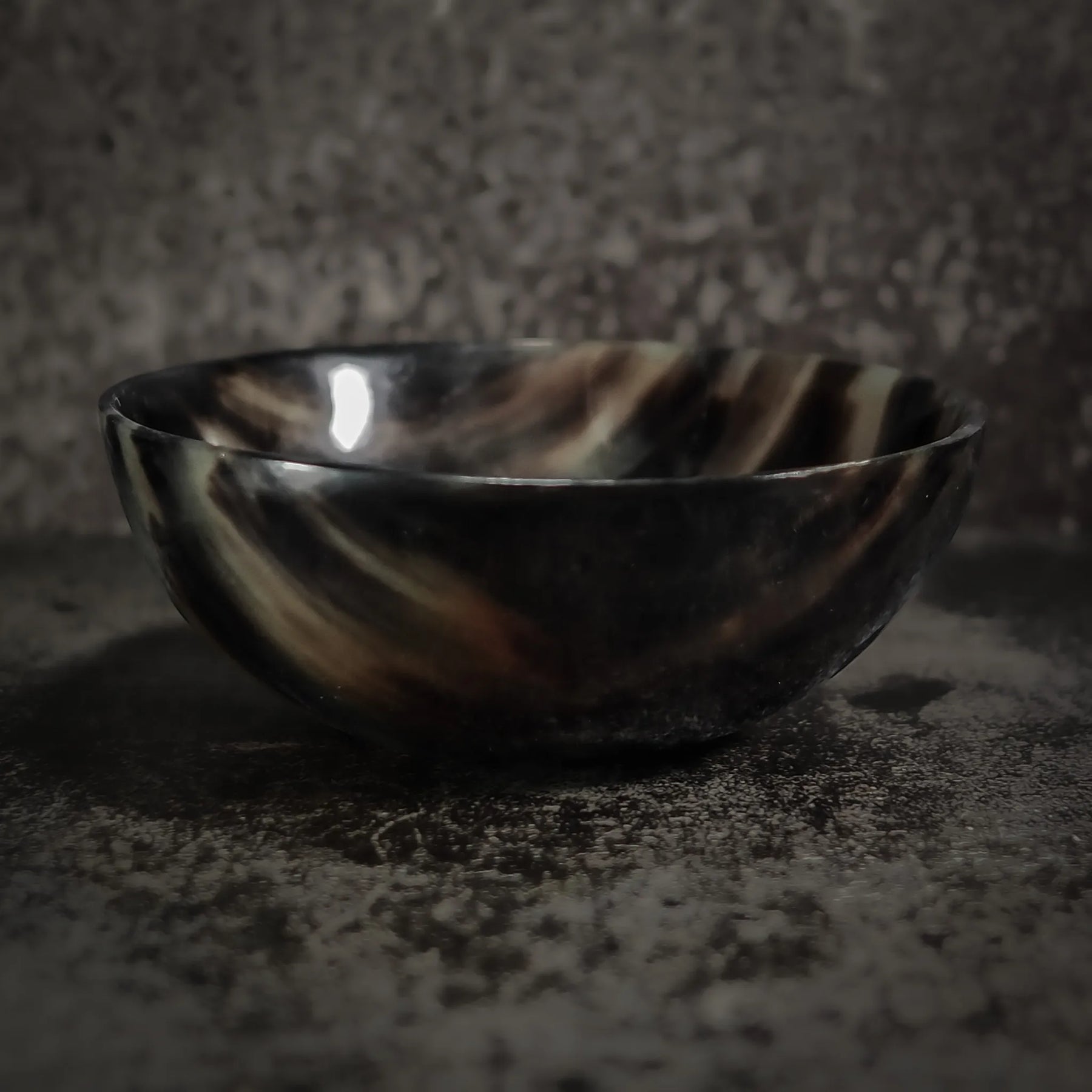 Rund Hornskål, vikinghorn för drickande visat från sidan. Visar det naturliga hornet.