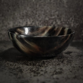 Rund Hornskål, vikinghorn för drickande visat från sidan. Visar det naturliga hornet.