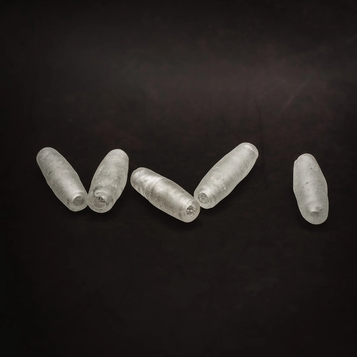 Ljus blästrad avlång glaspärla 30x8mm - vita mattsleipade glaspärlor med genomgående hål för smyckestillverkning