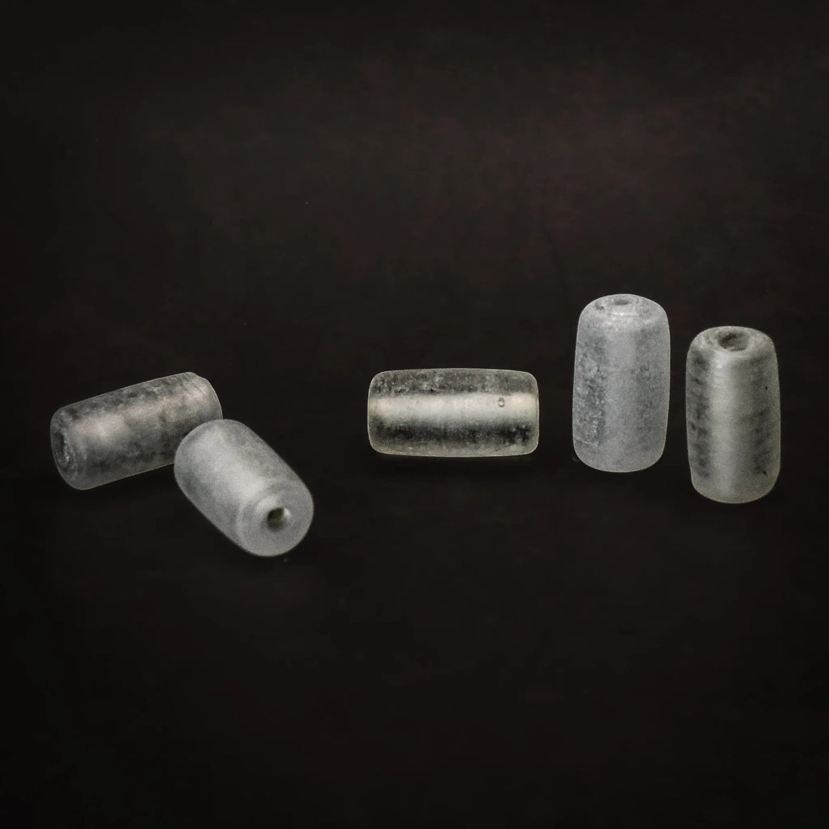 Ljus blästrad glaspärla - transparenta blästrade glaspärlor i cylindrisk form med genomgående hål för pärlsmycken