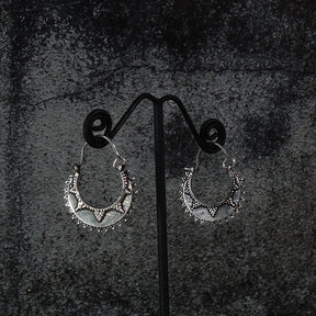 Örhängen månsymbol  (stora), örhängen visade på mörk bakgrund. Arbetet är detaljerat.