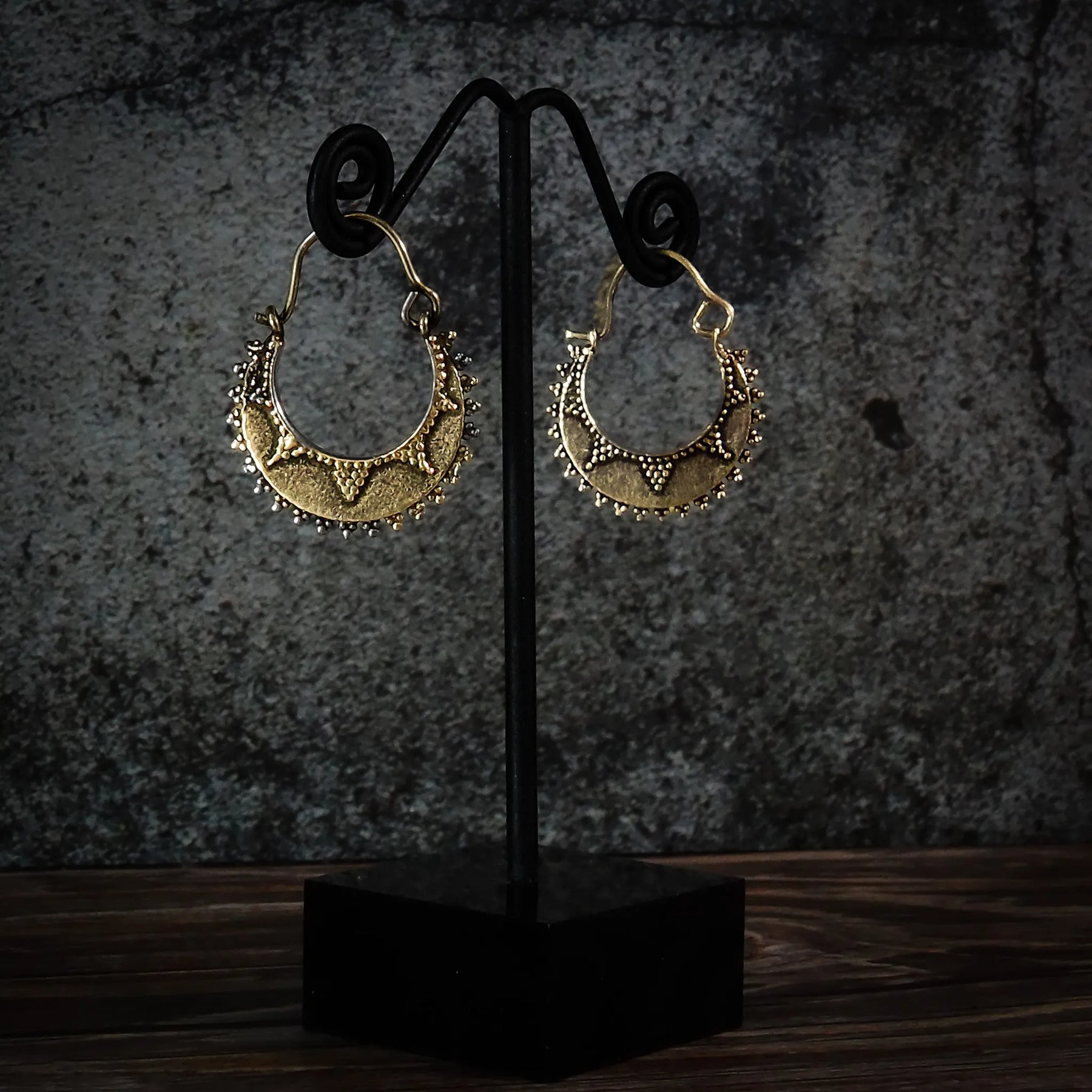 Örhängen månsymbol  (stora), örhängen visade på mörk bakgrund. Arbetet är detaljerat.