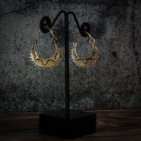 Örhängen månsymbol  (stora), örhängen visade på mörk bakgrund. Arbetet är detaljerat.