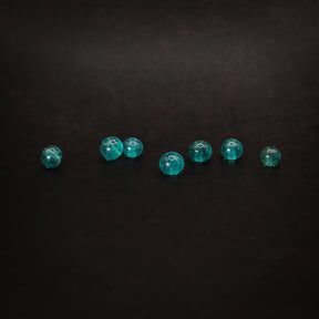 Små turkosa pärlor, produktbild visar designen och materialet.