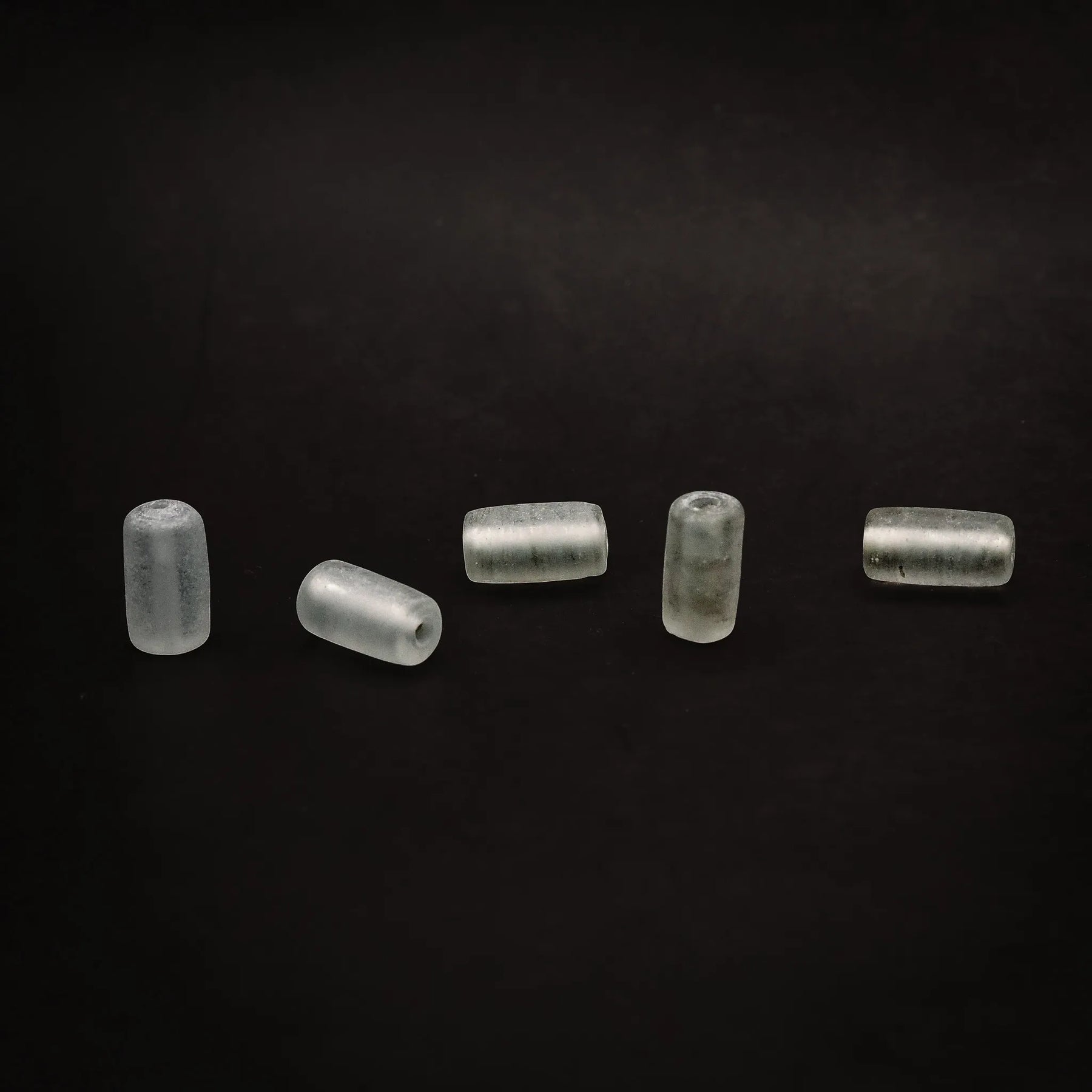 Ljus blästrad glaspärla - frostad transparent glaspärla med cylindrisk form och genomgående hål
