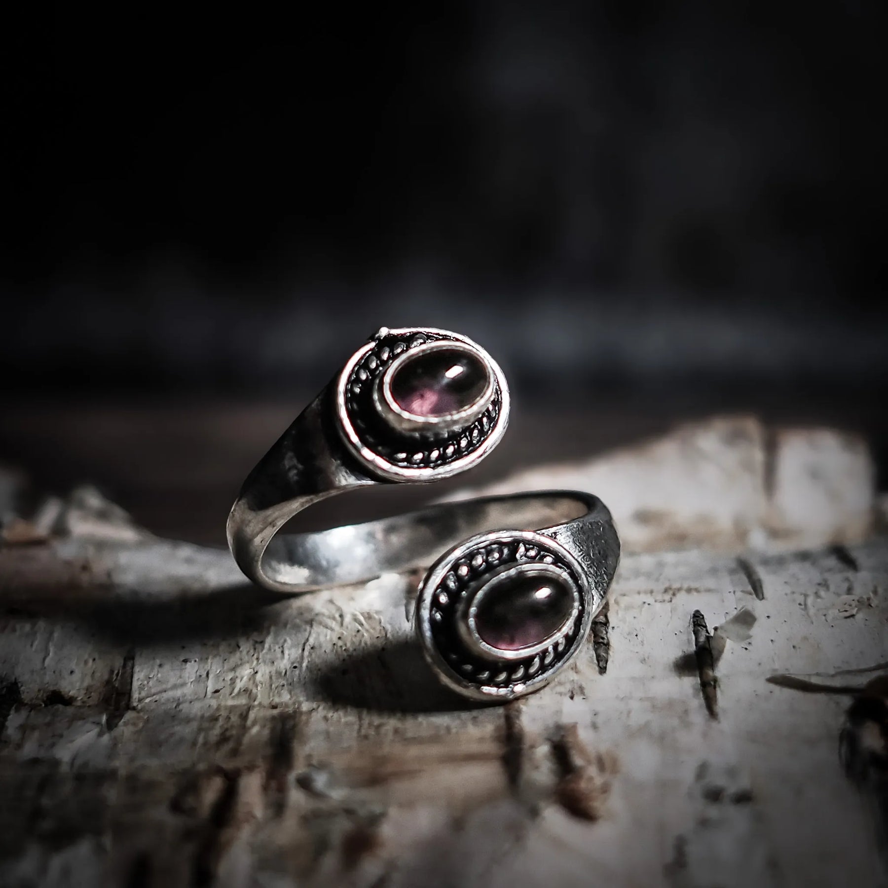Silverpläterad mässing spiralring med två ametister, justerbara stenar i fint dekorerad miljö på drivved.