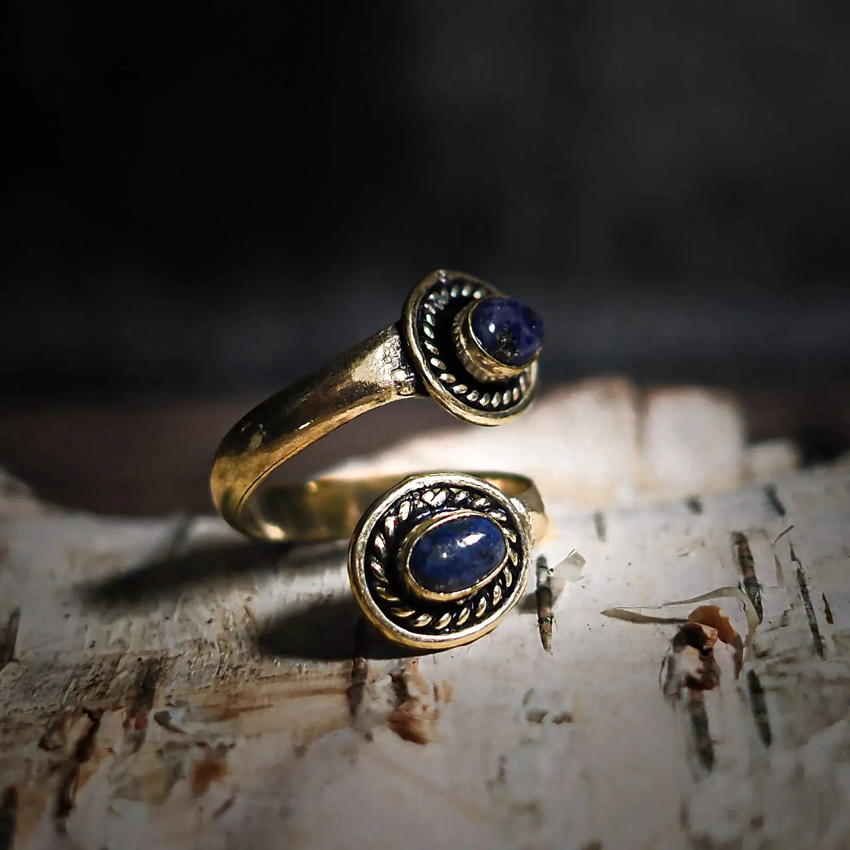 Spiral ring with Lapis Lazuli