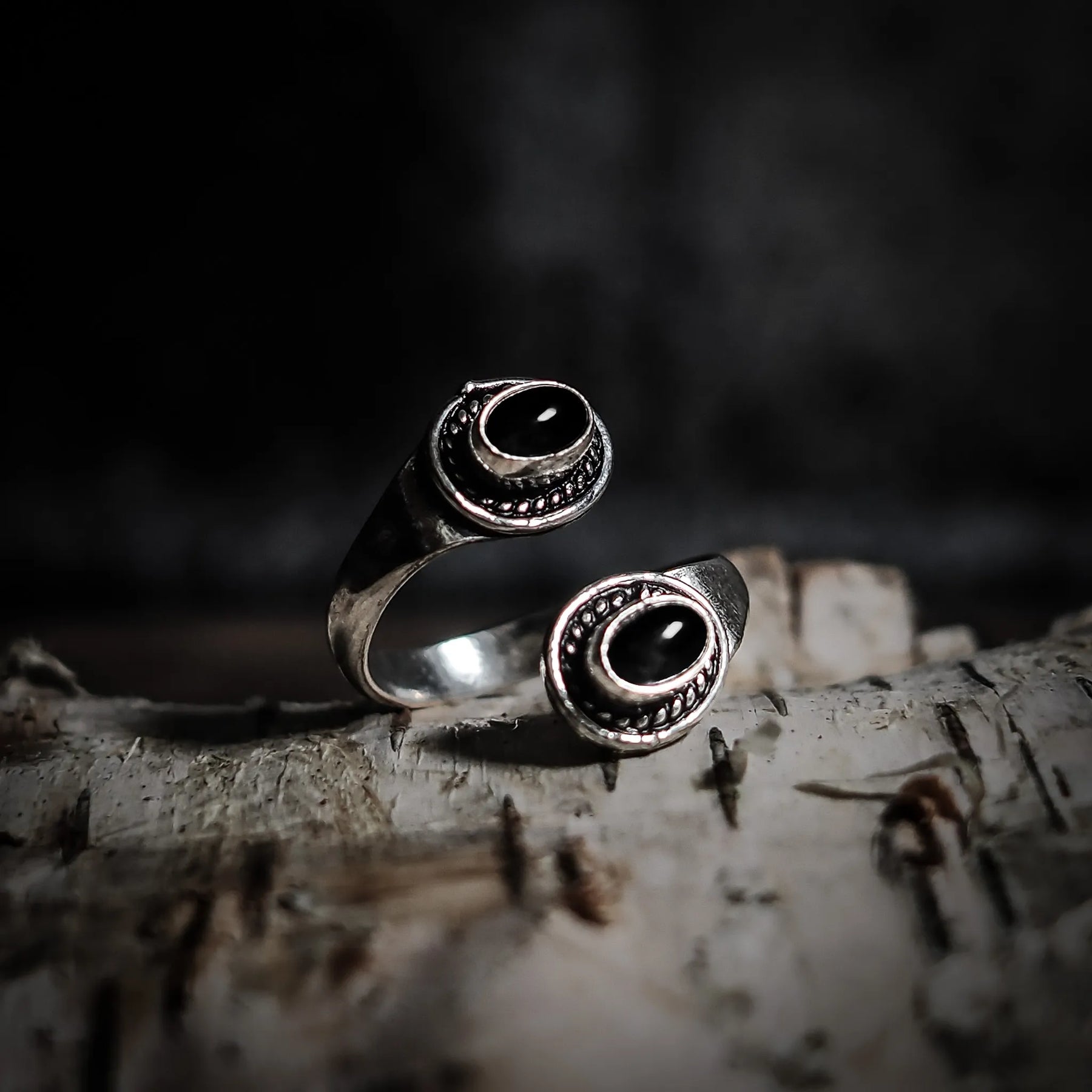Spiralring med labradorit som visar norrskenets blågröna iridescens, i justerbara silverpläterad mässing med elegant flätat kantdekor.