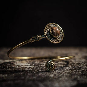 Justerbar sköldarmband med strimmig labradorit sten, filigrerad mässing­ornamentik och vintage-inspirerad design.