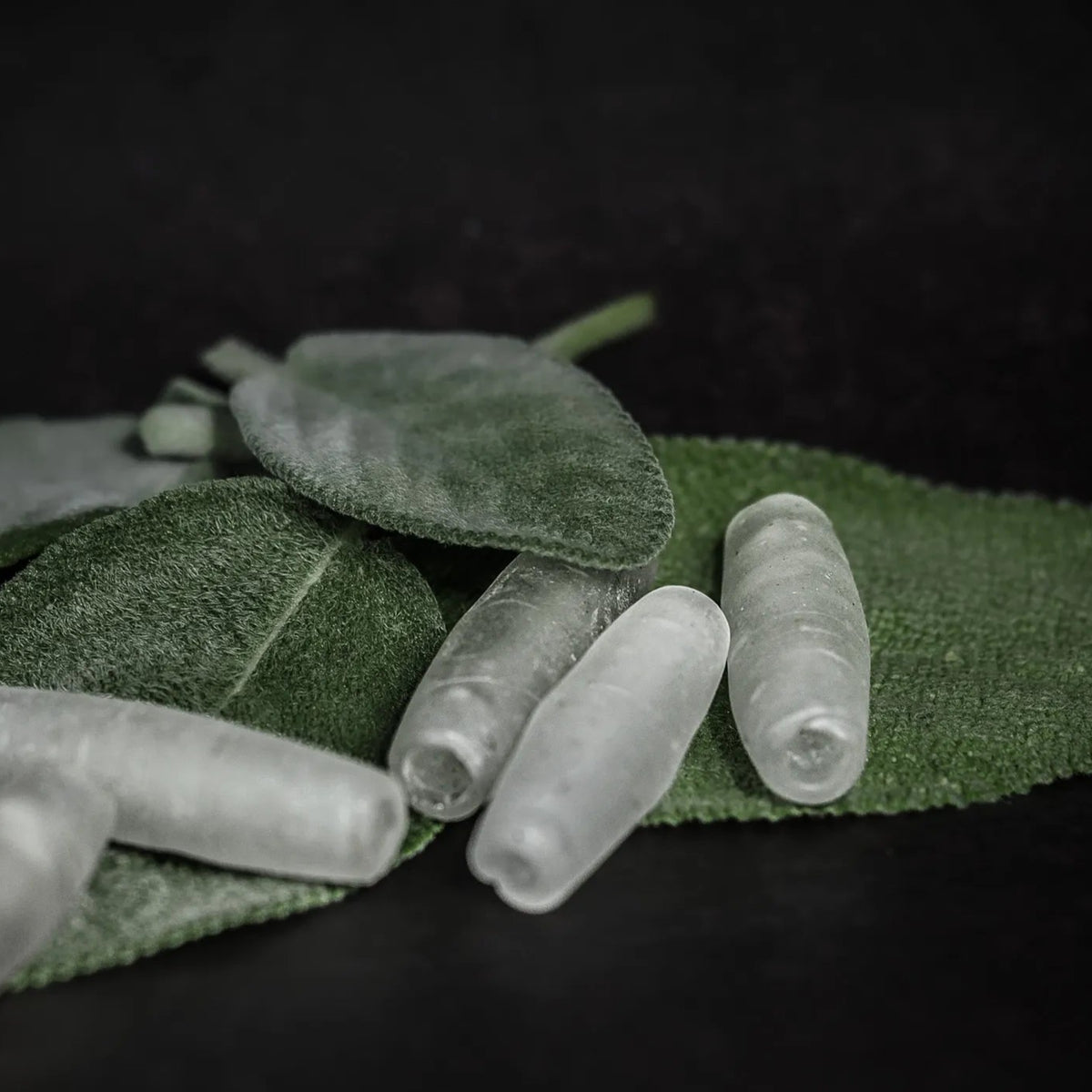 Vit blästrad trapezoid glaspärla 30x8mm med 2-3mm hål, fotograferad med tydliga hål och glasstruktur