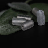 Ljus blästrad glaspärla 15x7mm - liten transparent glaspärla med matt finish för pärlsmycken