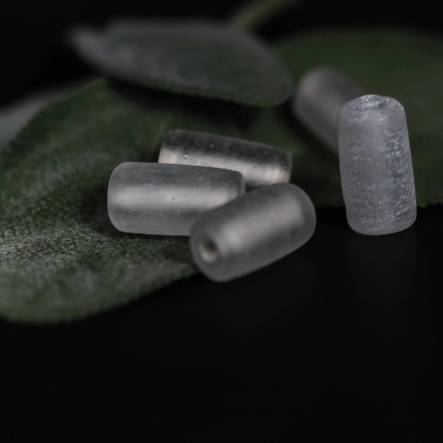 Ljus blästrad glaspärla 15x7mm - liten transparent glaspärla med matt finish för pärlsmycken
