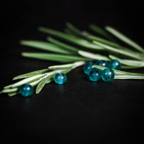 Små turkosa pärlor, produktbild visar designen och materialet.