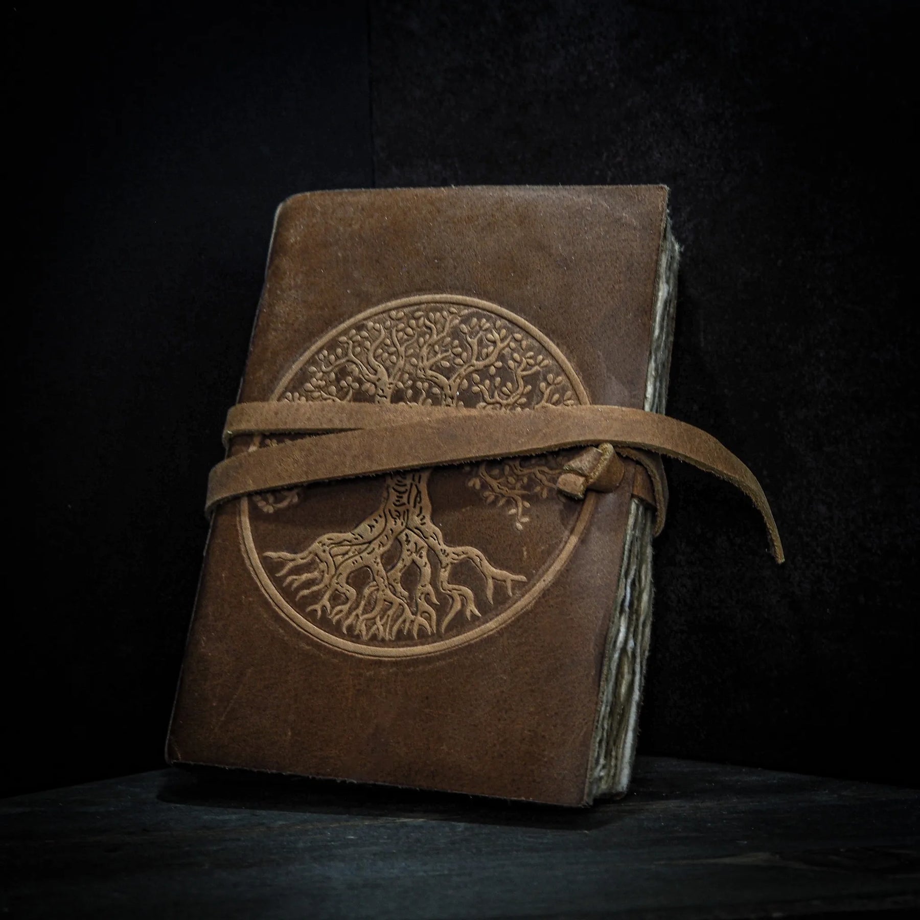 Läderband anteckningsbok med präglad Livets träd på framsidan, mörkbrun läder med handgjort bomullspapper