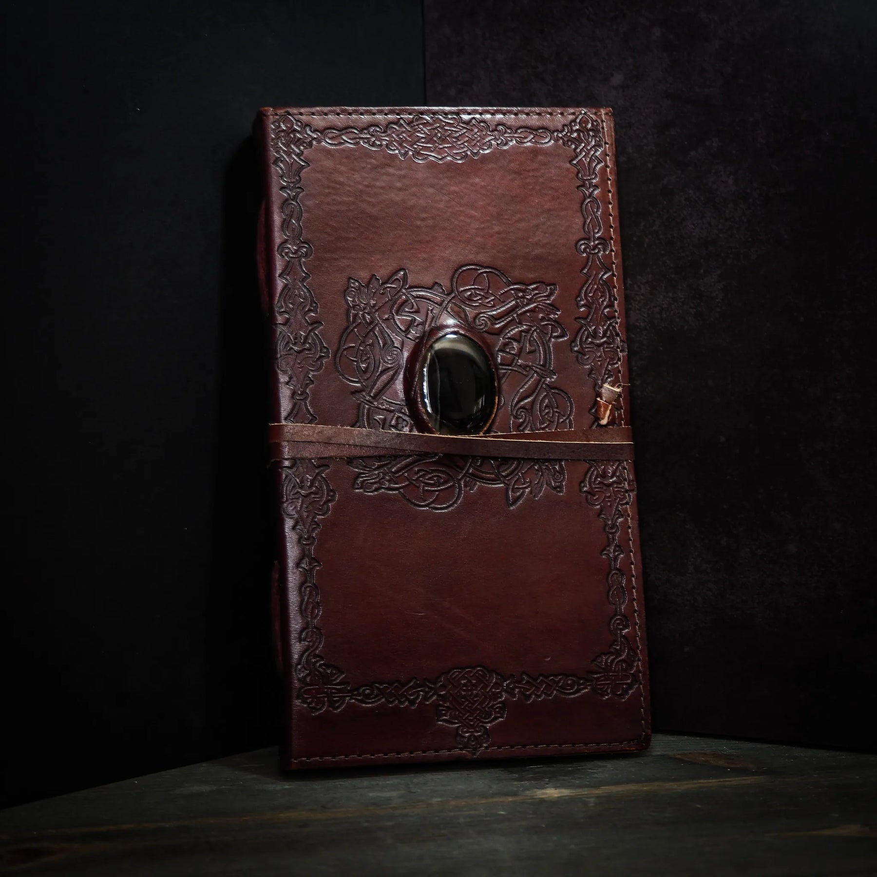 Brunt lädernotisar med vikingmönster och svart onyx-kristall