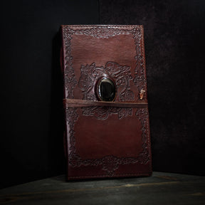 Brunt lädernotisar med vikingmönster och svart onyx-kristall