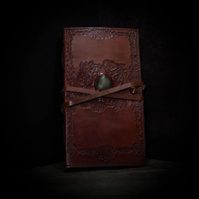 Brunt lädernotisar med vikingmönster och grön aventurin-kristall