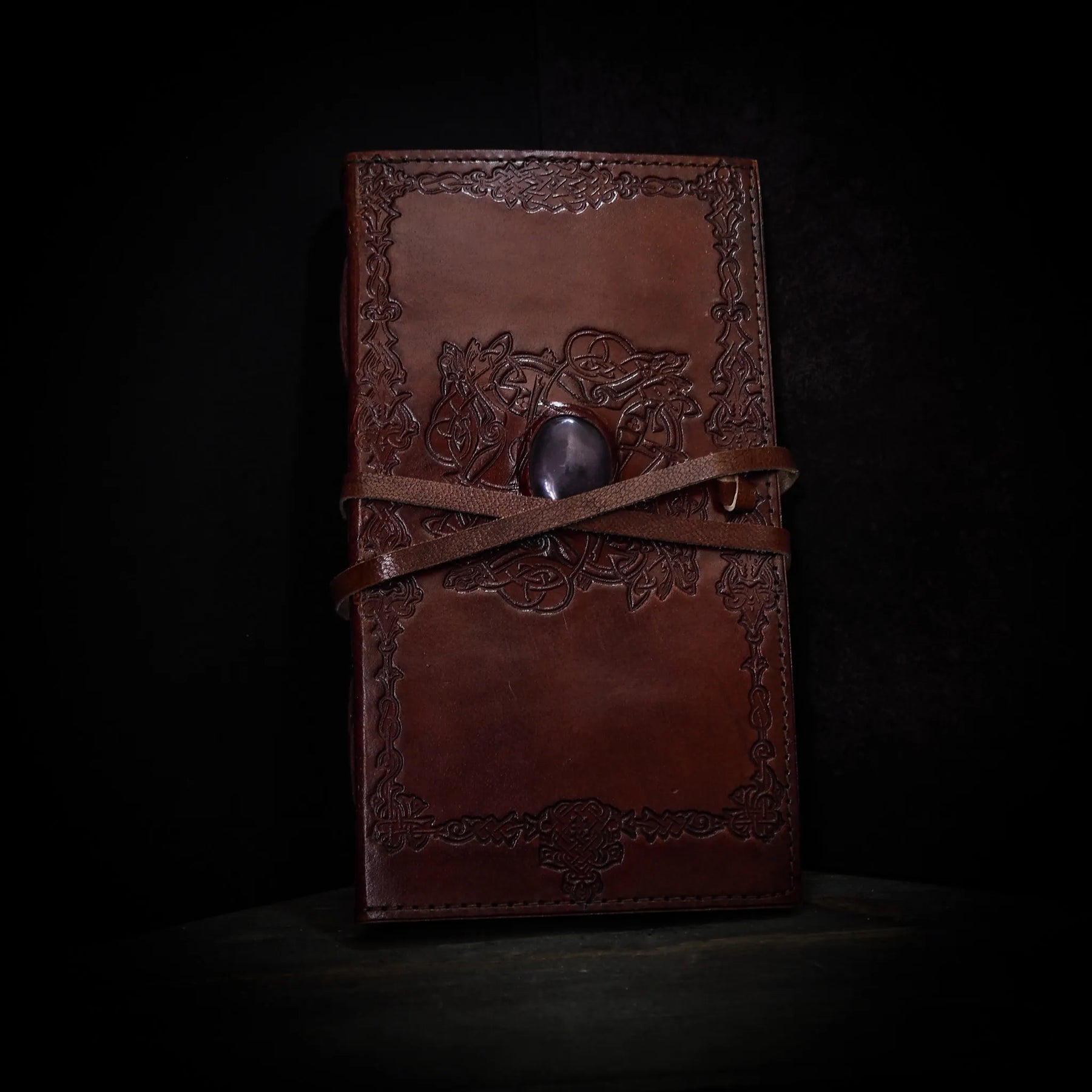 Brunt lädernotisar med vikingmönster och rök-kvarts kristall