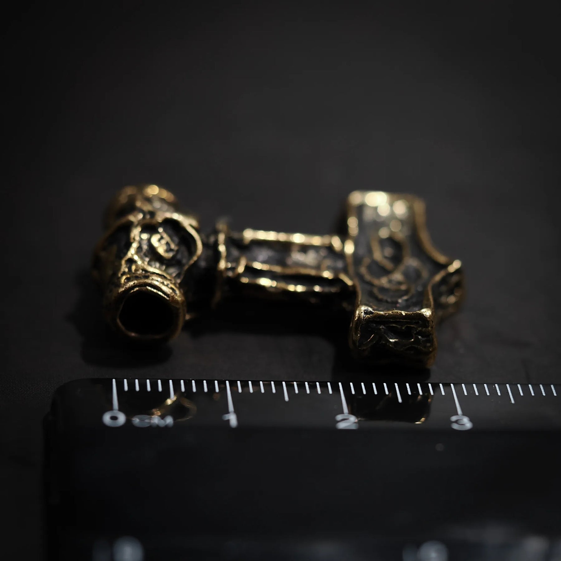 Torshammare  Mjölner, från Ödeshög., närbild på halsbandsanhänget och länkarna.