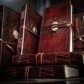 Kollektion av bruna lädernotisar med vikingmönster och olika kristaller