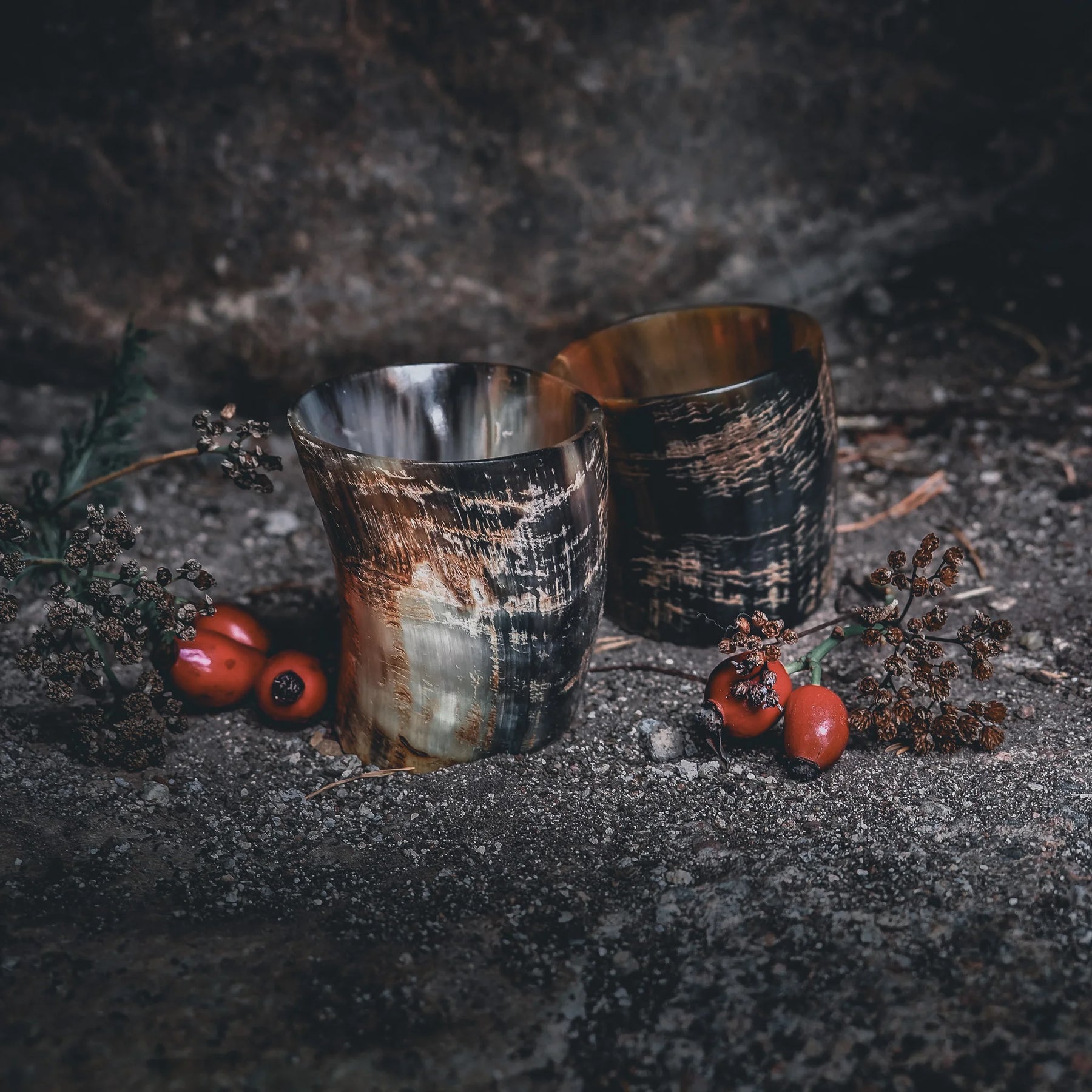 Hornglasögon för whisky fotograferad tillsammans med rönnbär och mossa mot mörk bakgrund för att visa Nordisk estetik.