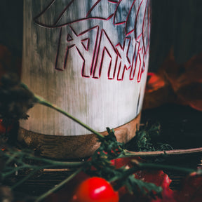 Ölmugg Hugin och Munin, mugg visad från olika vinklar. Designen är tydligt synlig.