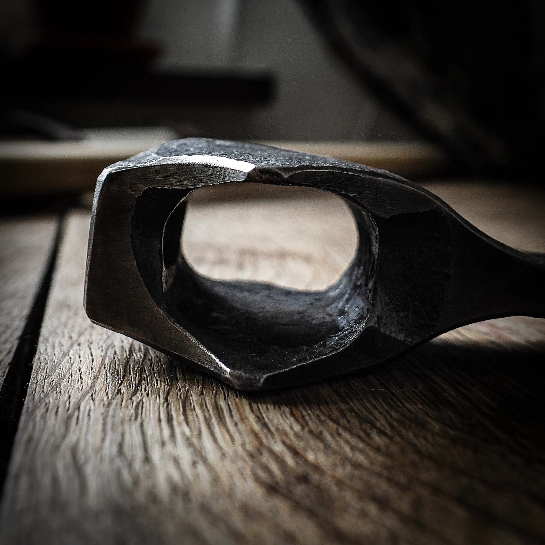 Danyxa med handsmitt yxhuvud och bred egg – handsmidd vikingatida yxa