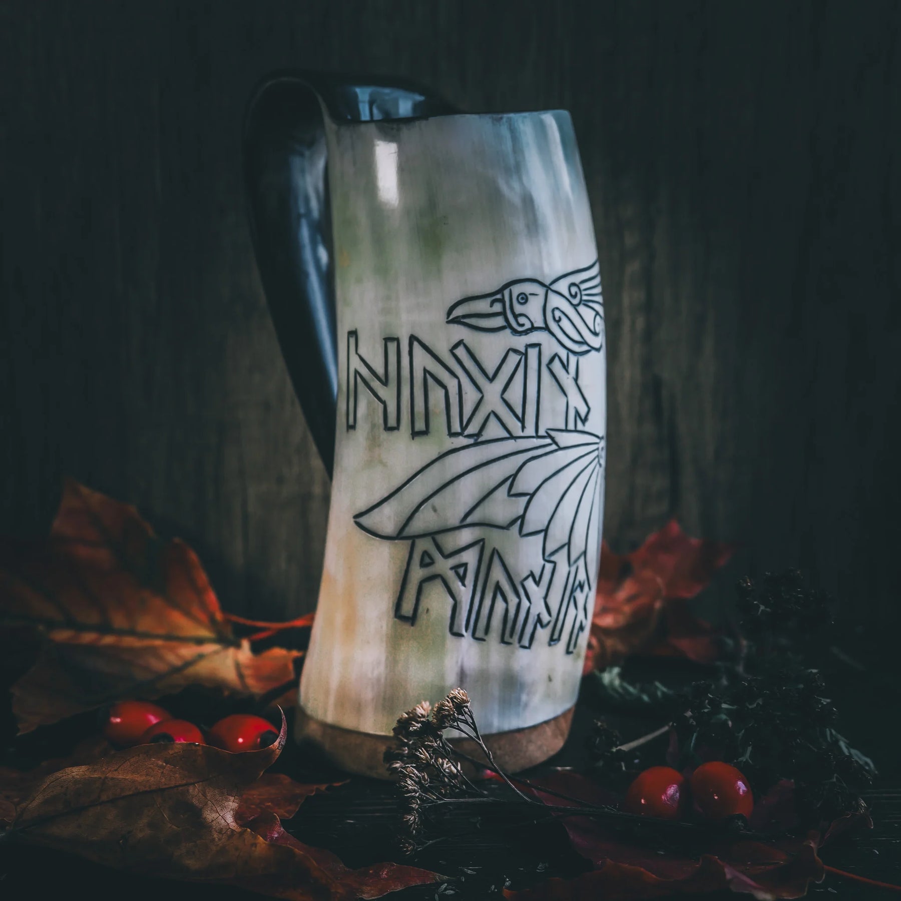 Ölmugg Hugin och Munin, mugg visad från olika vinklar. Designen är tydligt synlig.