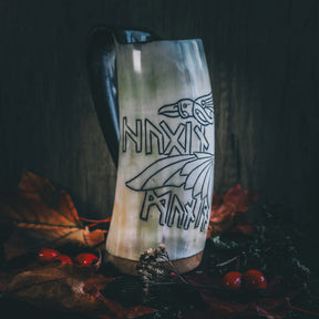 Ölmugg Hugin och Munin, mugg visad från olika vinklar. Designen är tydligt synlig.