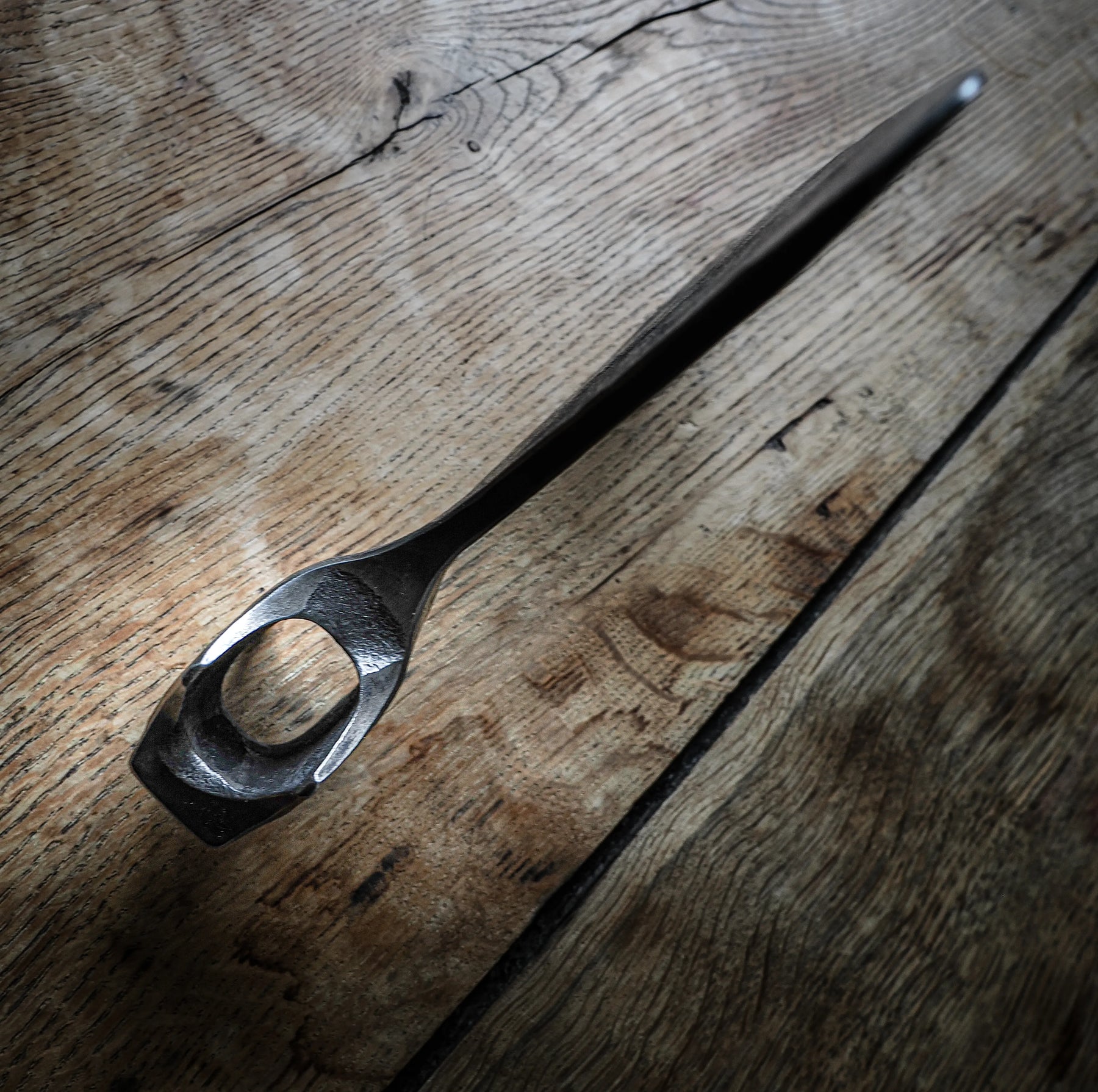 Danyxa med handsmitt yxhuvud och bred egg – handsmidd vikingatida yxa