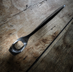 Danyxa med handsmitt yxhuvud och bred egg – handsmidd vikingatida yxa