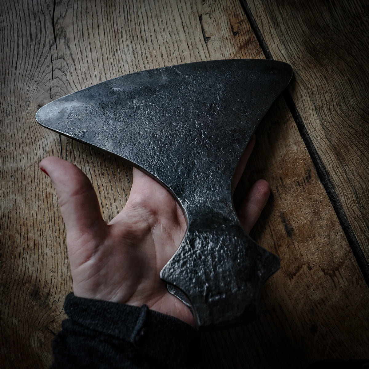 Danyxa med handsmitt yxhuvud och bred egg – handsmidd vikingatida yxa