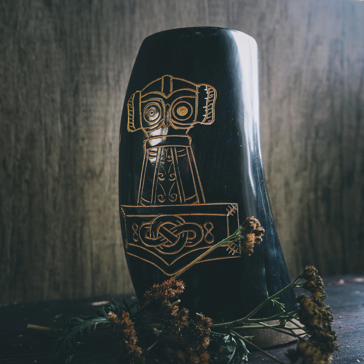 Black polished organic horn beer mug with engraved Thor's hammer (Mjölnir) design in gold inlay and Nordic geometric patterns