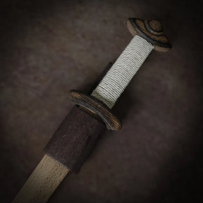 Trädolk viking med bälteshållare i läder