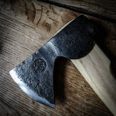 Handgjord yxa med smitt huvud och träskaft, 37 cm – handsmidd vikingatida yxa