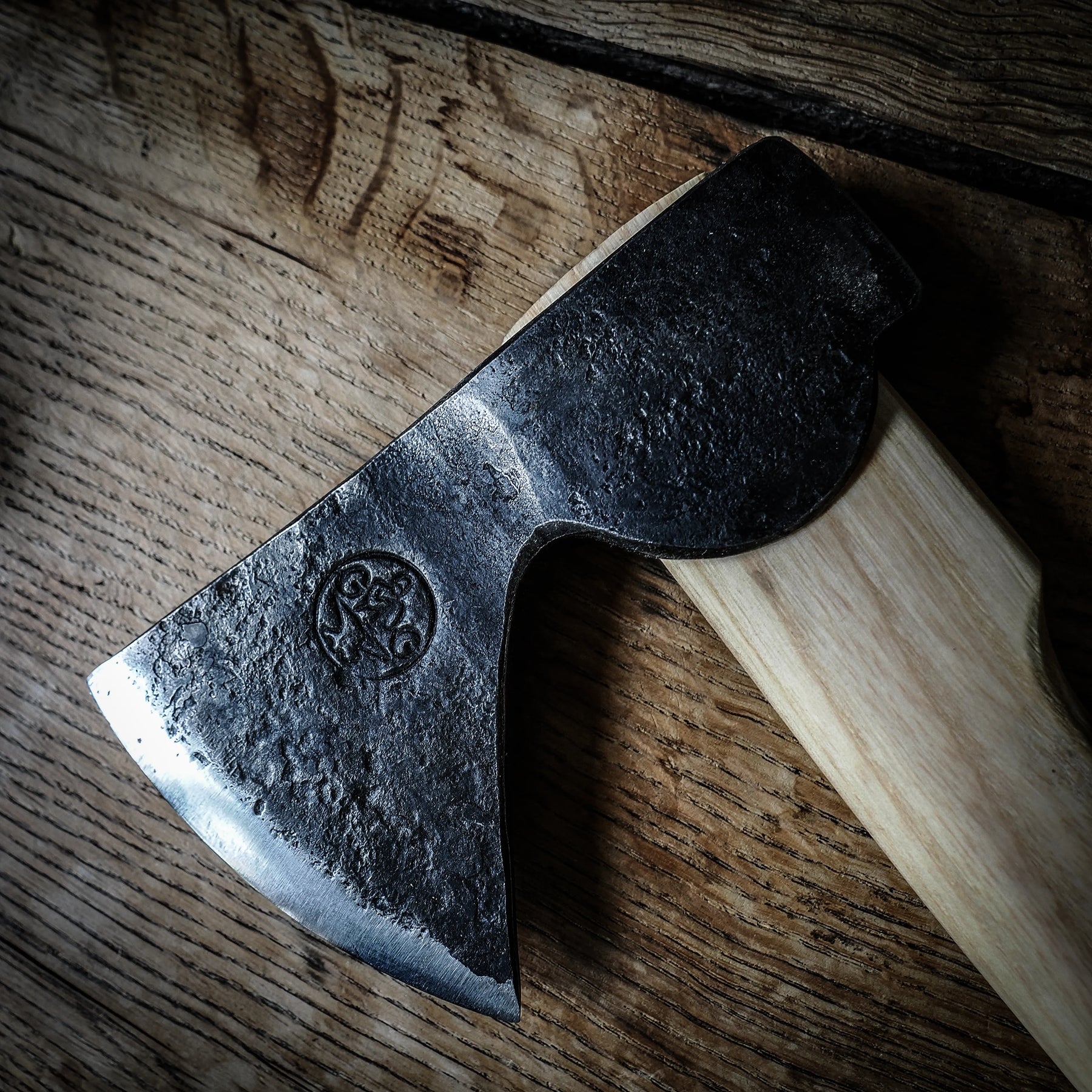 Handgjord yxa med smitt huvud och träskaft, 37 cm – handsmidd vikingatida yxa