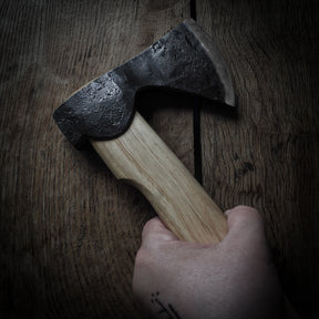 Handgjord yxa med smitt huvud och träskaft, 37 cm – handsmidd vikingatida yxa